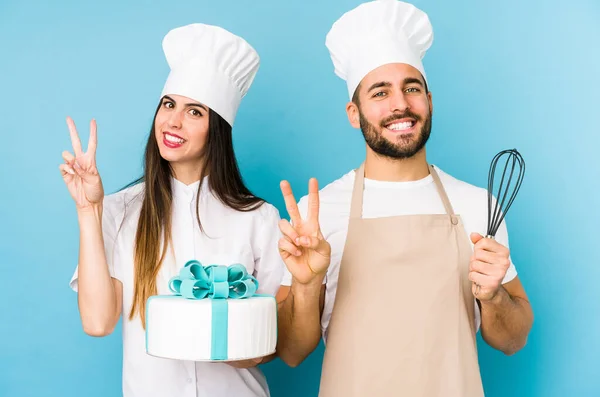 Jeune Couple Cuisinant Gâteau Ensemble Isolé Montrant Numéro Deux Avec — Photo