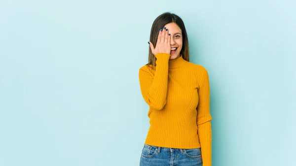 Mujer Joven Aislada Sobre Fondo Azul Que Divierte Cubriendo Mitad —  Fotos de Stock