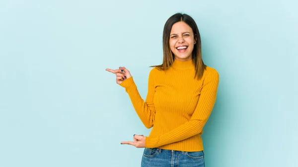 Mujer Joven Aislada Sobre Fondo Azul Señalando Con Los Dedos — Foto de Stock