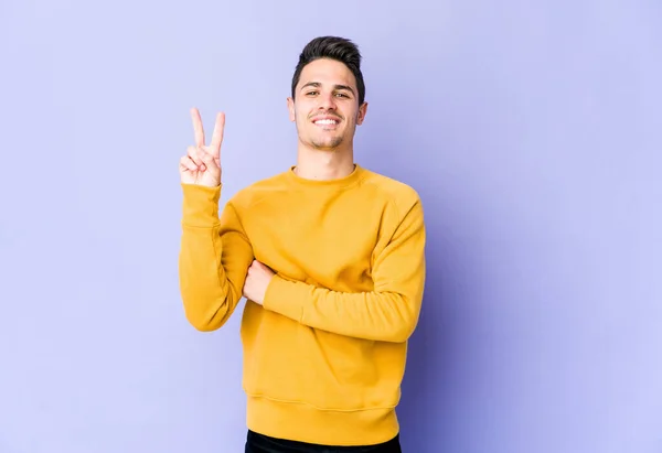 Молодий Білий Чоловік Ізольований Фіолетовому Фоні Показує Номер Два Пальцями — стокове фото