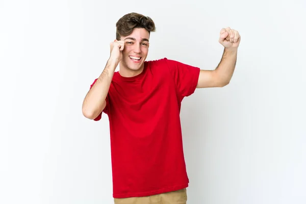 Joven Caucásico Aislado Sobre Fondo Blanco Bailando Divirtiéndose — Foto de Stock