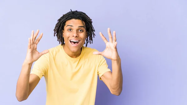 Jonge Afro Amerikaanse Rasta Man Ontvangt Een Aangename Verrassing Opgewonden — Stockfoto