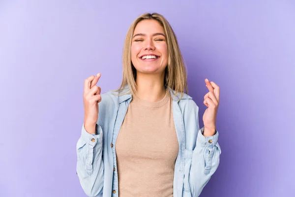 Joven Rubia Caucásica Mujer Aislada Cruzando Dedos Para Tener Suerte — Foto de Stock