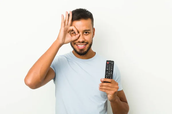 Junger Südasiatischer Mann Hält Aufgeregt Einen Fernseh Controller Der Hand — Stockfoto