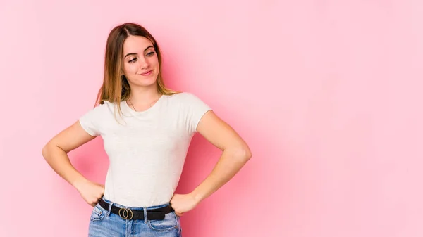 Giovane Donna Caucasica Isolata Sfondo Rosa Sognando Raggiungere Obiettivi Scopi — Foto Stock