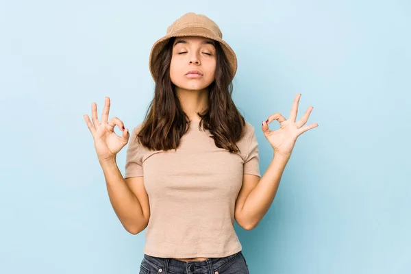 Jovem Mista Hispânica Mulher Isolada Relaxa Após Dia Trabalho Duro — Fotografia de Stock