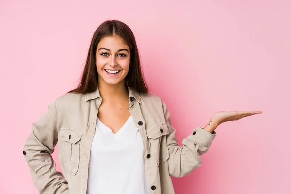 Pembe Arka Planda Poz Veren Beyaz Bir Kadın Bir Avuç — Stok fotoğraf