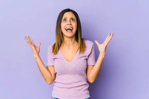 Giovane Donna Isolata Sfondo Viola Urlando Cielo Alzando Sguardo Frustrato — Foto Stock