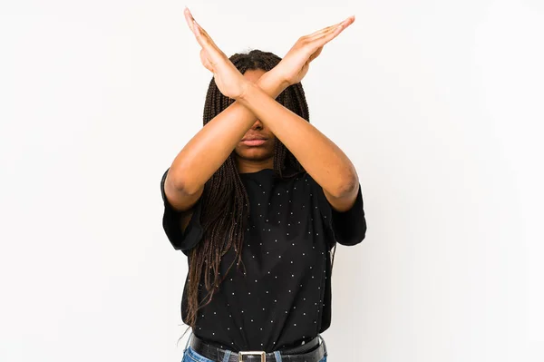 Mujer Afroamericana Joven Aislada Sobre Fondo Blanco Manteniendo Dos Brazos —  Fotos de Stock