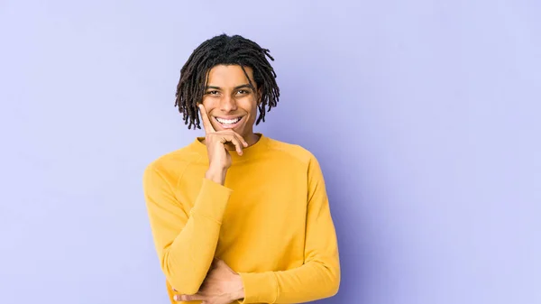 Joven Hombre Negro Vistiendo Peinado Rasta Sonriendo Feliz Seguro Tocando — Foto de Stock