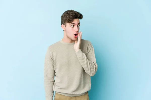 Joven Hombre Caucásico Aislado Sobre Fondo Azul Está Diciendo Una — Foto de Stock