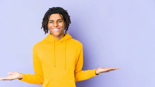 Joven Afroamericano Rasta Hombre Mostrando Una Expresión Bienvenida —  Fotos de Stock