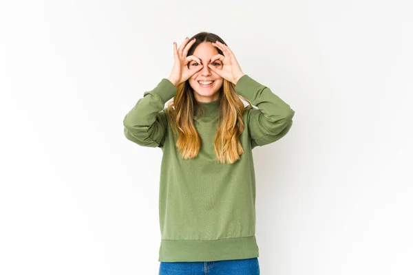 Jovem Mulher Caucasiana Isolado Fundo Branco Animado Mantendo Gesto Olho — Fotografia de Stock