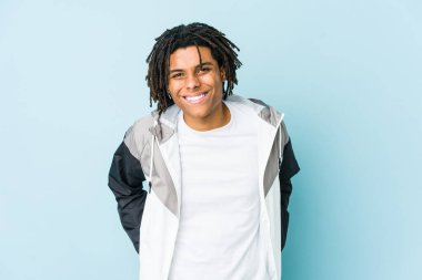 Genç Afro-Amerikan sporcusu mutlu, güler yüzlü ve neşeli.