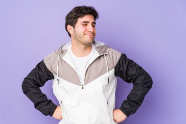 Mor arka planda izole edilmiş genç adam hedeflere ve amaçlara ulaşmayı hayal ediyor.