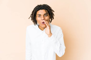 Genç Afrikalı Amerikalı Rasta adam gizli bir sıcak fren haberinden bahsediyor.