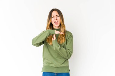 Beyaz arka planda izole edilmiş genç beyaz kadın bir mola hareketi gösteriyor..