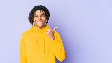 Genç Afrikalı Amerikalı Rasta adam gülümsüyor ve başparmağını kaldırıyor.