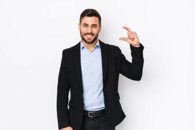 Beyaz bir geçmişi olan beyaz bir iş adamı. Elinde küçük bir işaret parmağı olan, gülümseyen ve kendinden emin bir şey tutuyor..