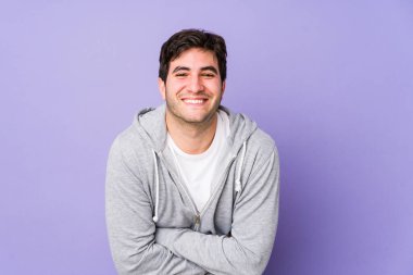 Morarmış arka planda yaşayan genç adam gülüyor ve eğleniyor..