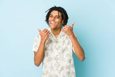 Genç Afrikalı Amerikalı Rasta adam iki parmağını da kaldırıyor, gülümsüyor ve kendinden emin..