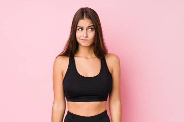 Kafkasyalı genç kadın sporu yalnız yapıyor. Kafası karışık ve kendinden emin değil..