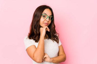 Latin kökenli genç bir kadın şüpheli, belirsiz, seni muayene ediyor..