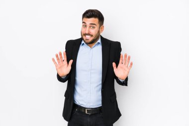 Beyaz bir geçmişe karşı beyaz bir iş adamı. İğrenme hareketi gösteren birini reddediyor..