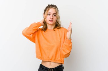 Beyaz sırtında beyaz bir kadın öfkeyle bağırıyor..