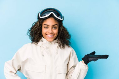 Genç Afrikalı Amerikalı kayakçı, izole edilmiş, bir avuç içinde fotokopi çeken ve belinde başka bir el tutan bir kadın..