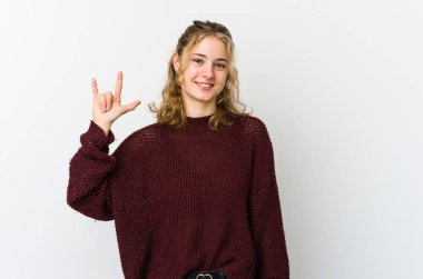 Beyaz sırtlı beyaz bir kadın devrim konsepti olarak boynuzlarını gösteriyor..