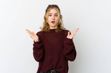 Beyaz arka plandaki beyaz kadın şaşırdı ve şok oldu..