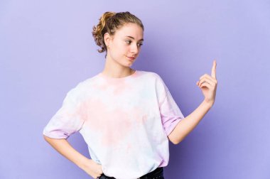 Mor arka planda genç beyaz bir kadın seni işaret ediyor. Sanki seni davet ediyormuş gibi..