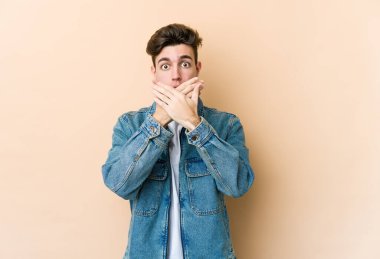 Beyazlı genç bir adam bej arka planda izole edildi..