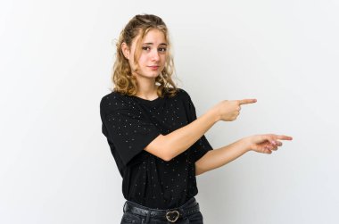 Beyaz arka planda genç beyaz bir kadın işaret parmaklarıyla fotokopi alanını işaret ederek heyecan ve arzusunu ifade ediyor..