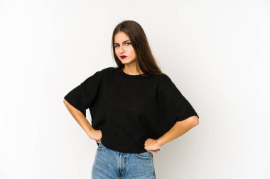 Beyaz arka planda izole edilmiş, hoşnutsuzca kaşlarını çatmış, kollarını kavuşturmuş genç beyaz bir kadın..