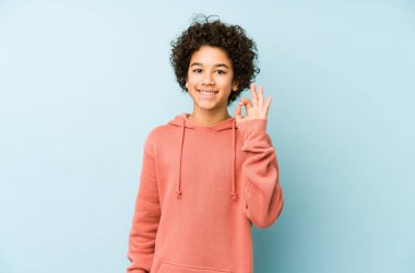 Afro-Amerikalı küçük çocuk neşeli ve kendinden emin bir şekilde izole edildi..