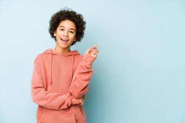 Afro-Amerikalı küçük çocuk kendini izole edip gülümseyerek işaret parmağıyla işaret etti..
