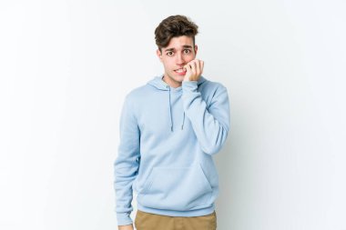 Beyaz arka planda izole edilmiş, tırnak yiyen, gergin ve endişeli genç bir beyaz adam..