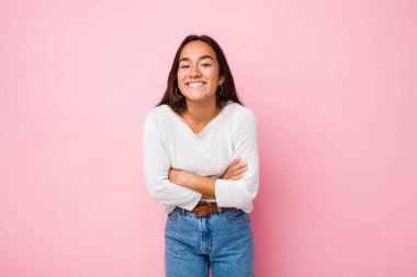 Genç Hintli kadın gülüyor ve eğleniyor..