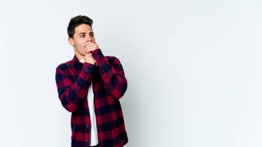 Beyaz arka planda izole edilmiş beyaz tenli genç adam ağzını eliyle kapatan bir fotokopi odasına bakıyor..