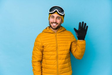 Genç kayakçı beyaz adam kendini izole edip gülümseyerek beş numarayı parmaklarıyla gösterdi..