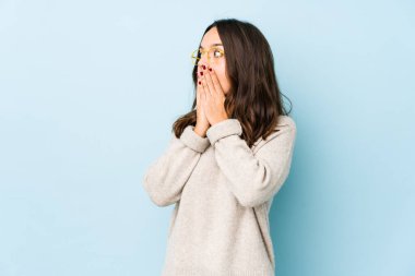 Genç, Latin kökenli bir kadın düşünceli bir şekilde bir fotokopi odasına el yordamıyla bakıyor..