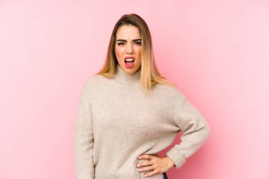 Soyutlanmış orta yaşlı bir kadın bağırıyor çok sinirli ve agresif.