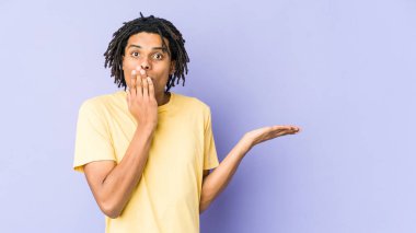 Genç Afrikalı Amerikalı Rasta adam, Palm 'da fotokopi alanı tutmaktan etkilendi..