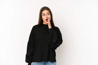 Beyaz arka planda izole edilmiş genç beyaz kadın gizli sıcak fren haberini veriyor ve yana bakıyor.