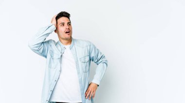 Beyaz arka planda izole genç beyaz adam şok, o önemli bir toplantı hatırladı.