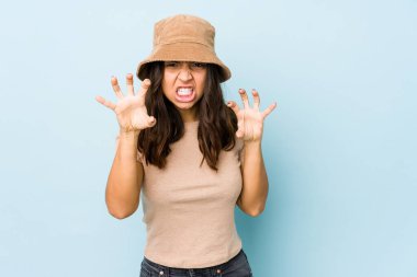 Genç, melez İspanyol kadın pençelerini kedi taklidi yaparken gösteriyor, agresif bir hareket..