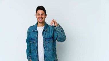 Beyaz arka planda izole olmuş genç beyaz bir adam bir şeye gülüyor, ağızlarını ellerle kapatıyor..