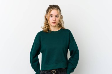 Beyaz arka plandaki genç beyaz kadın gördüğü bir şey yüzünden şoka uğruyor..